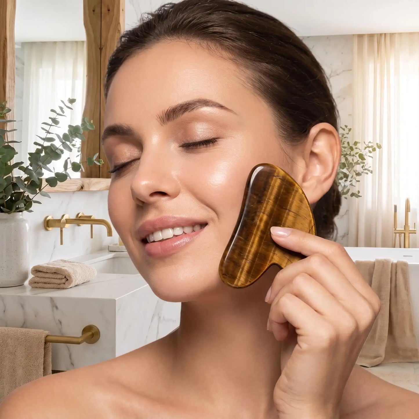 Femme massant son visage avec pierre gua sha œil de tigre