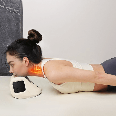 Utilisation masseur cervical allongée sur ventre
