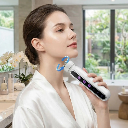 Femme utilisant appareil massage visage tête rotative