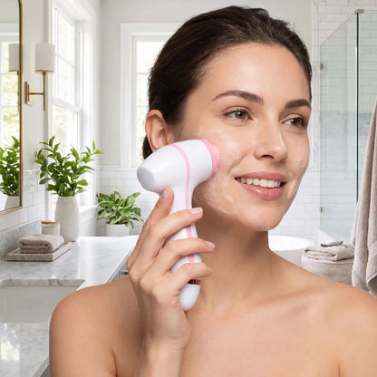 Femme utilise brosse nettoyante visage électrique rechargeable rose