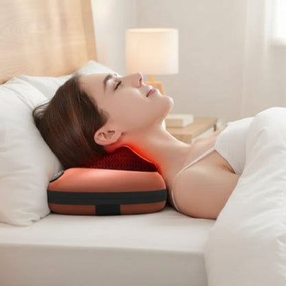 Femme allongée utilisant coussin massant cervical avec fonction chauffante infrarouge 
