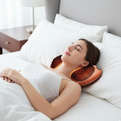 Femme endormie avec coussin cervical