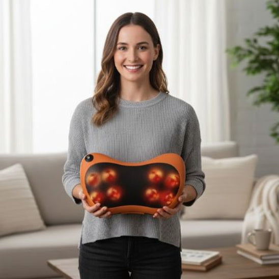 Femme souriante présentant cervical coussin avec nodules chauffants pour massage thérapeutique
