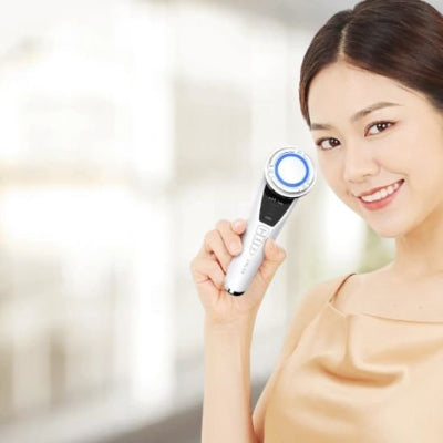 femme utilisant masseur pour lifting visage /Rajeunissant
