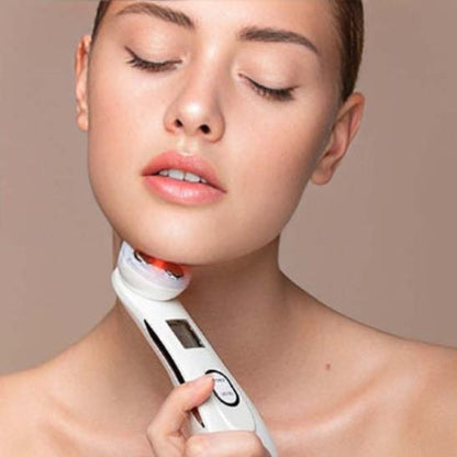 Femme utilisant masseur visage anti-âge raffermissant, sur cou pour tonifier peau.