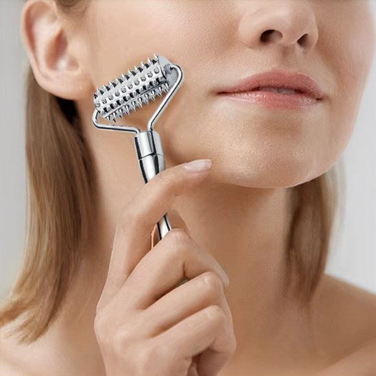 Femme utilisant rouleau massage facial double joue pour drainage