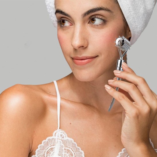 Femme utilisant rouleau de  massage facial pommette pour lifting naturel adorebeaute.com