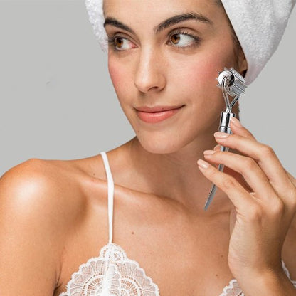 Femme utilisant rouleau de  massage facial pommette pour lifting naturel adorebeaute.com