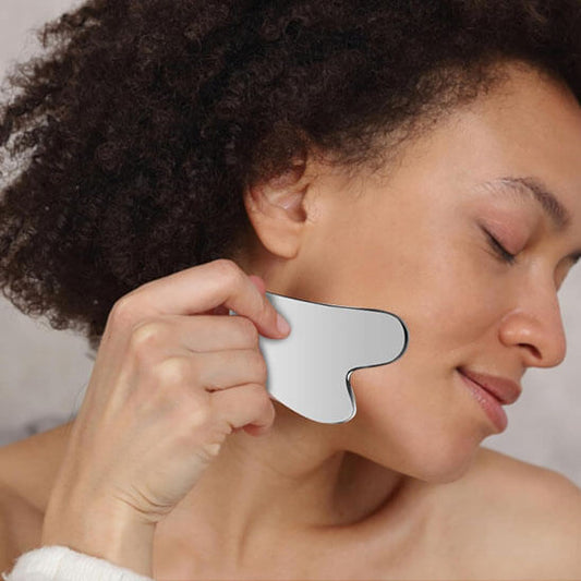 Gua sha en acier, rituel ancestral lissant peau visage