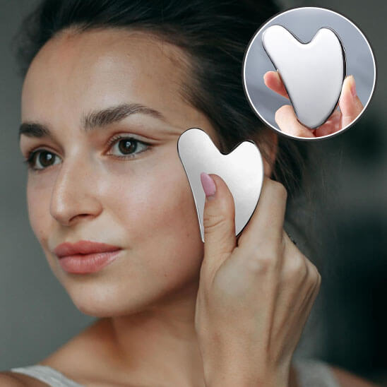 Gua sha en acier, rituel ancestral, soin-visage traditionnel