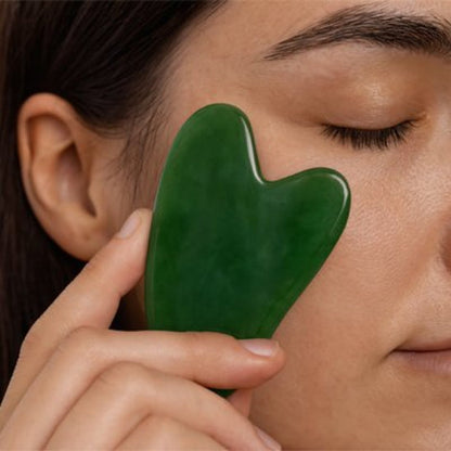 avec pierre gua sha Authentique femme masse son visage