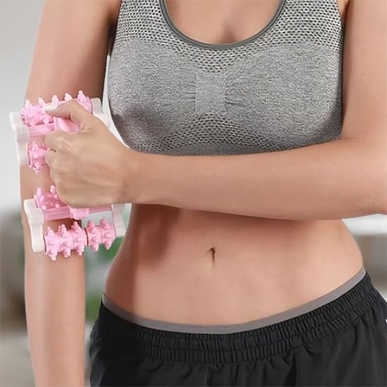 Massage du bras avec rouleau  de massage pour détendre musculaire