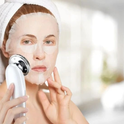Masseur visage rajeunissant blanc femme avec masque collagen 