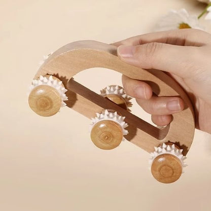 Rouleau massage manuel en bois avec poignée ergonomique tenu en main
