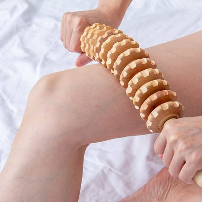 Rouleaux de massage ErgoRelief en bois cranté utilisé sur jambe masseur anti cellulite