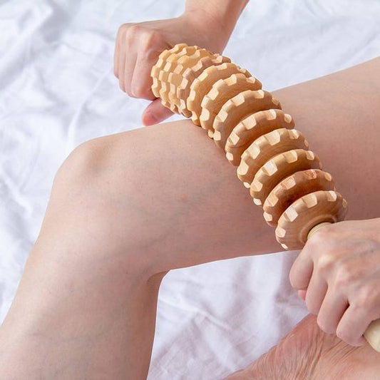Rouleaux de massage ErgoRelief en bois cranté utilisé sur jambe masseur anti cellulite