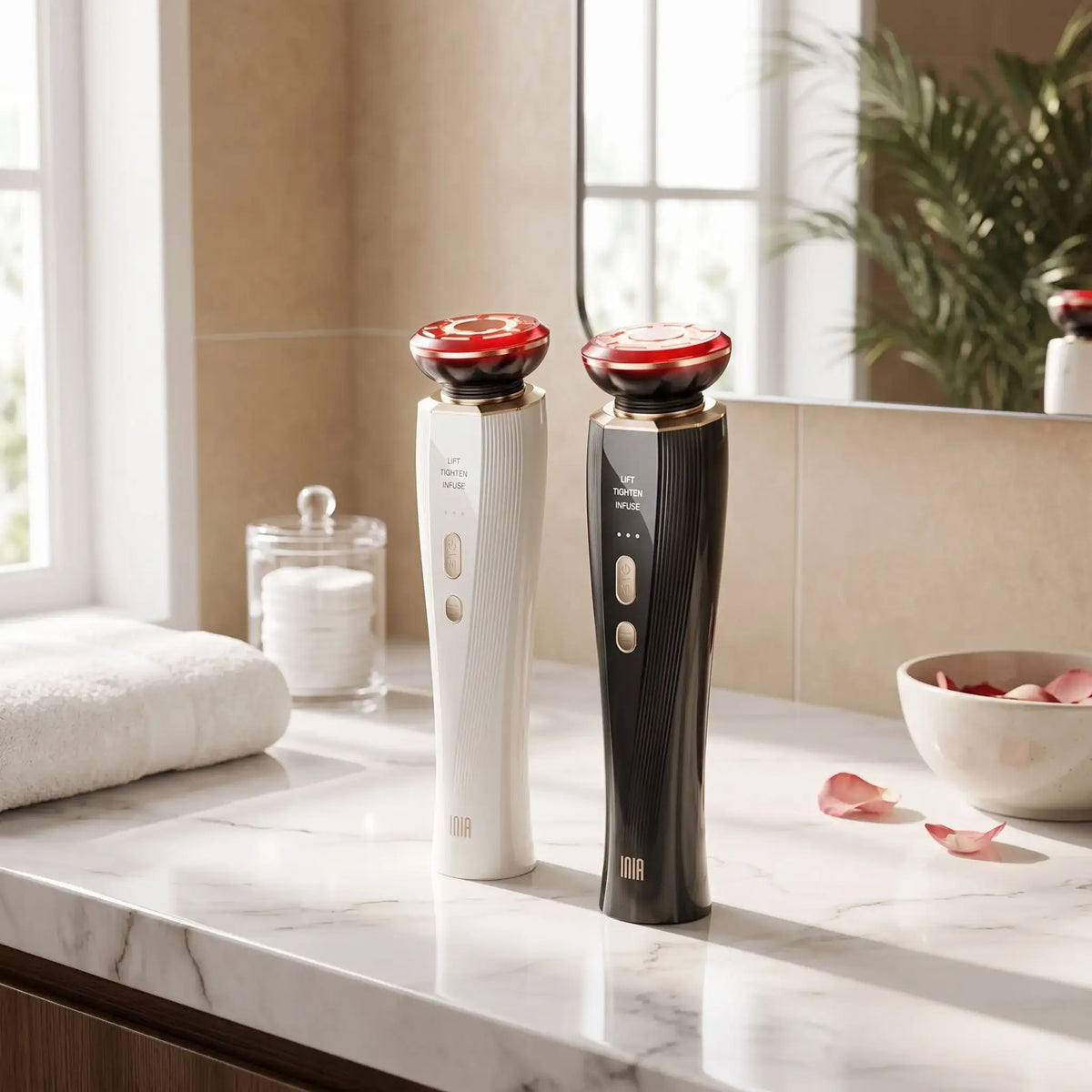 Appareils massage visage blanc, noir posés sur un meuble de salle de bain.
