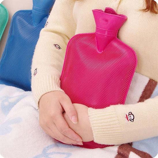 Bouillotte rose tenue contre le ventre 