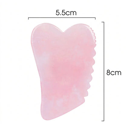 Gua sha en quartz rose à bords dentelés, dimensions 8 × 5,5 cm