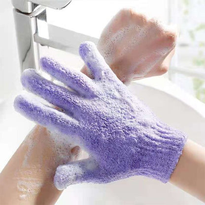  Exfoliation du bras avec gant exfoliant violet 