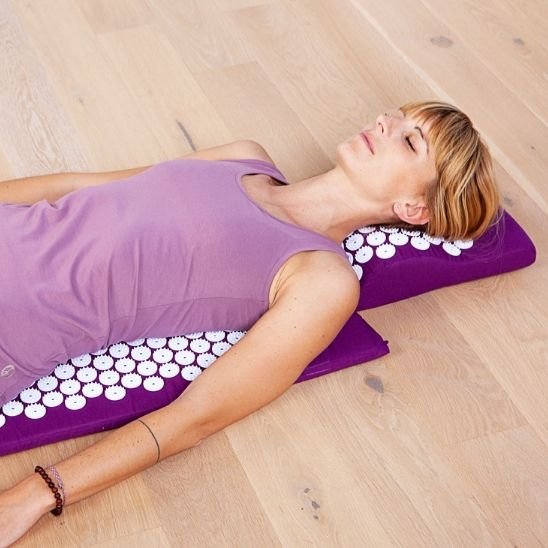  Femme allongé sur tapis d acupression XL 