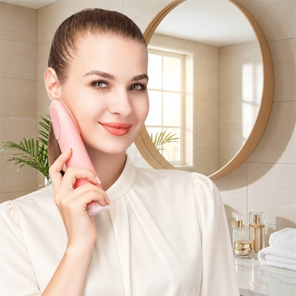 Femme utilisant LuminPro avec sa tête nettoyante visage