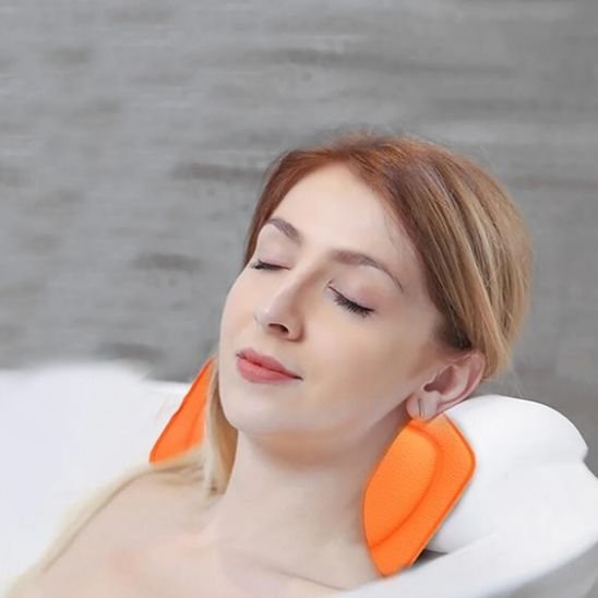 Femme avec coussin de bain AquaRelax  dans l'eau 