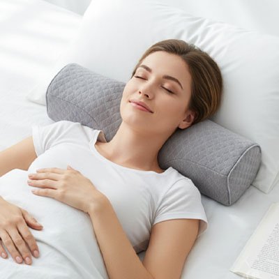femme dormant avec  oreiller cervical  Détente Nuque 