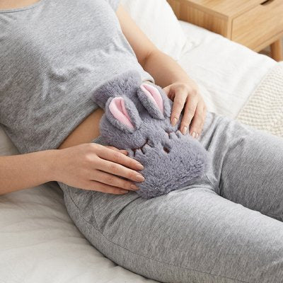 Femme posant une bouillotte peluche sur son ventre