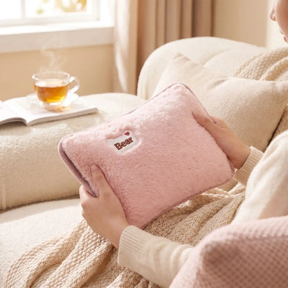 Femme tenant bouillotte électrique rechargeable