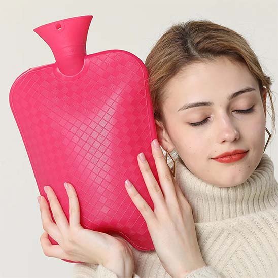 Femme tenant une bouillotte  rose 