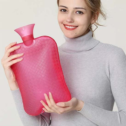  Femme tenue une bouillotte rouge