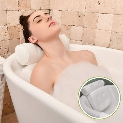  Femme utilisant coussin de bain spa dans baignoire