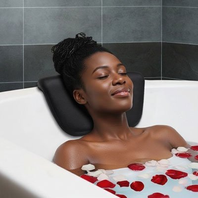 Femme utilisant coussin pour baignoire noir dans le bain 