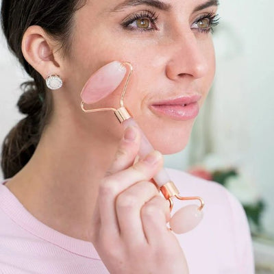 Femme avec Gua Sha visage 
