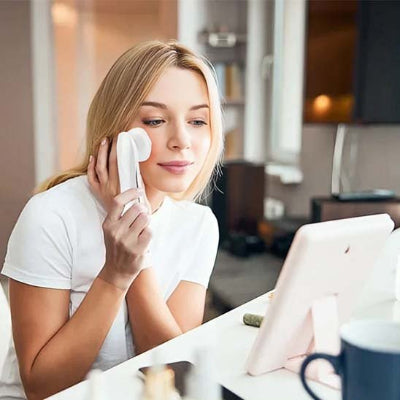 femme utilisant masseur visage anti-âge raffermissant 