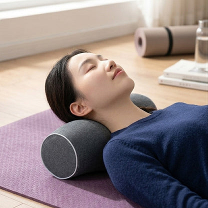 Femme utilisant coussin cervical allongée sur tapis 
