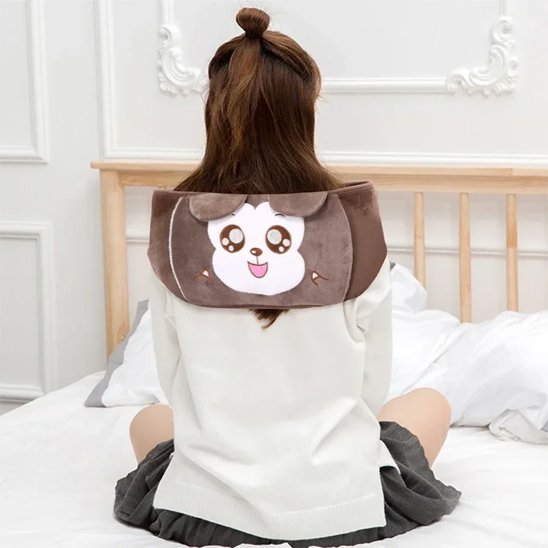  Fille portant une bouillotte peluche sur les épaules