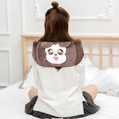  Fille portant une bouillotte peluche sur les épaules