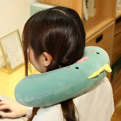 fille utilisant un oreiller ergonomique de voyage lapin