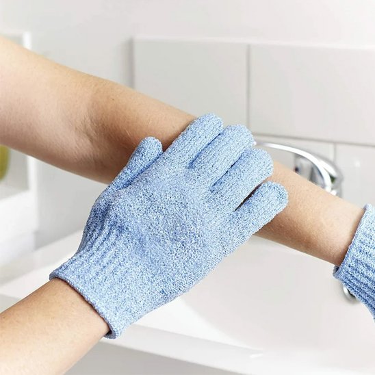  Gant exfoliant bleu massant l'avant-bras 