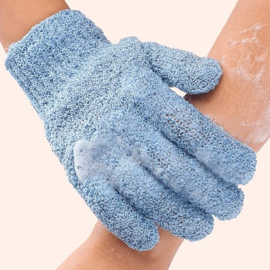 Gant exfoliant bleu porté sur la main 