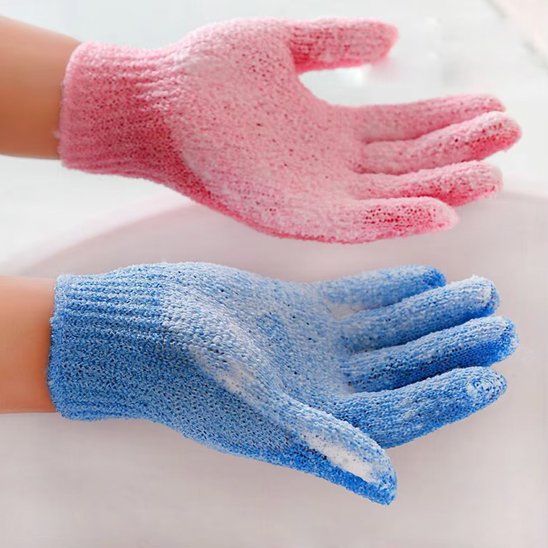 Gant exfoliant portés  sur les mains deux couleurs différentes