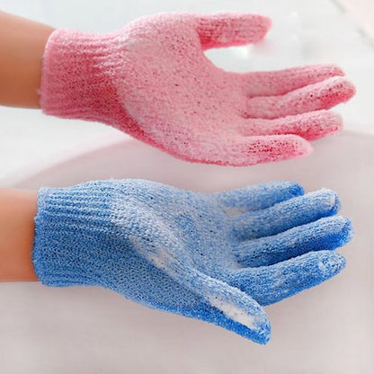 Gant exfoliant portés  sur les mains deux couleurs différentes
