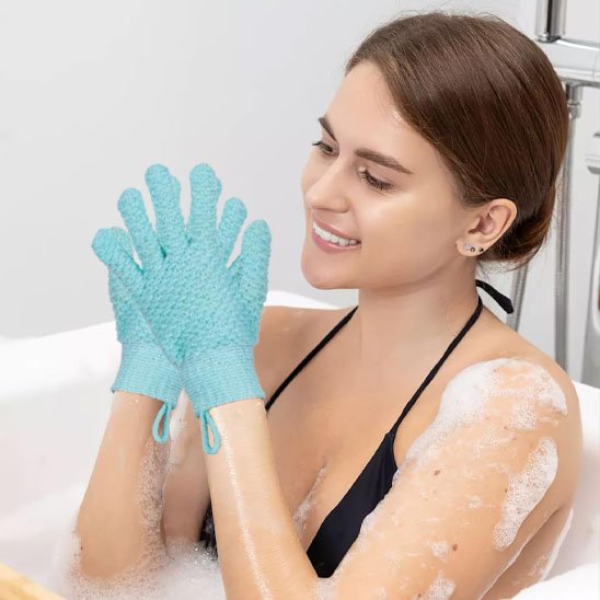 Gant exfoliant turquoise porté dans le bain 