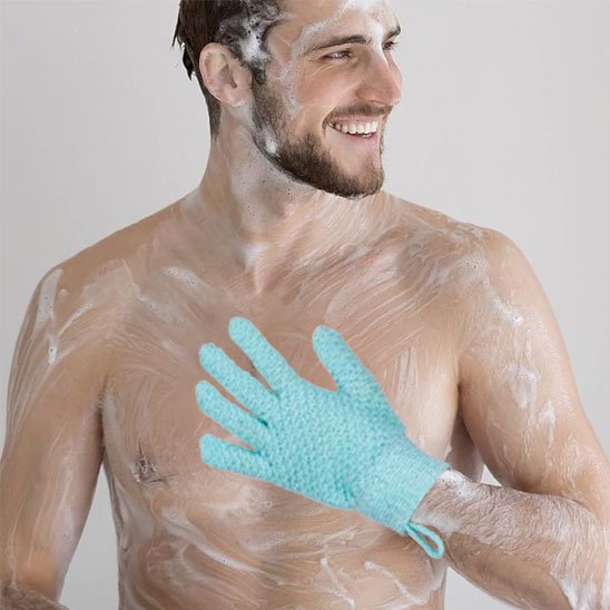 Gant exfoliant turquoise utilisé sur le torse