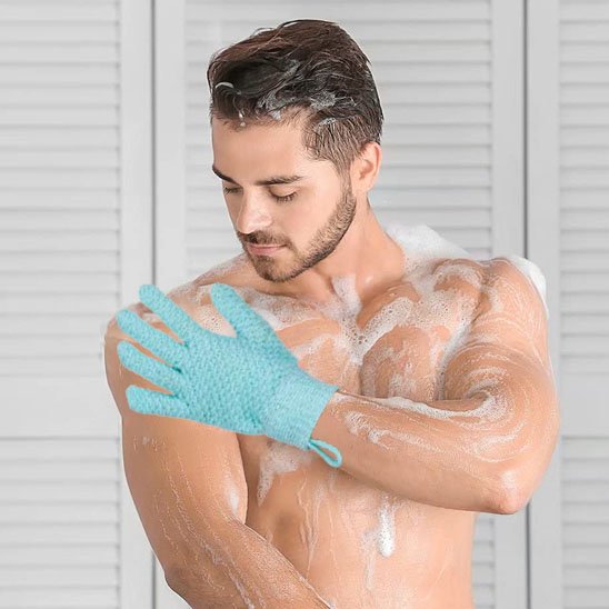 Gant exfoliant utilisé sous la douche 