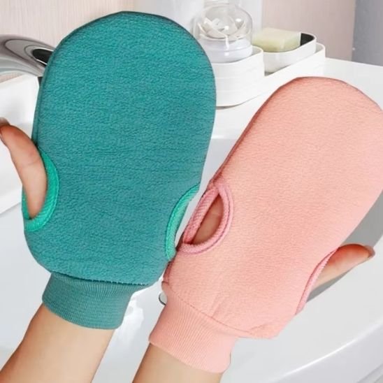 Gant exfoliant vert,rose portés sur la main 