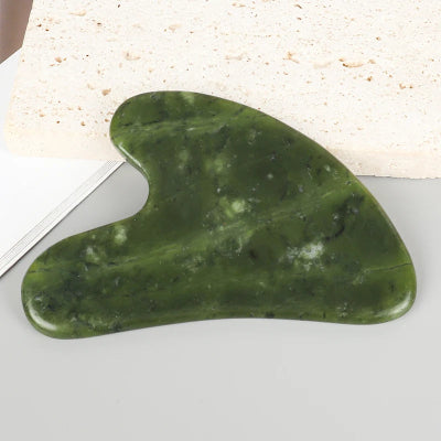 Gua sha en jade vert foncé, bord incurvé pour le massage du visage 