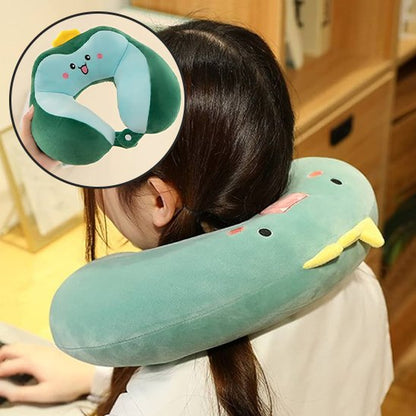 Fille portant un oreiller ergonomique 